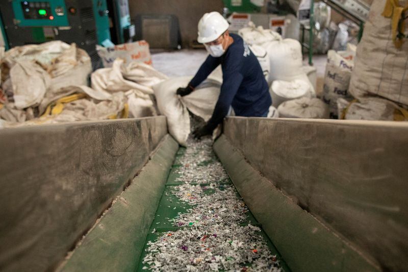 Grupo filipino convierte los desechos plásticos en tablonesen Muntinlupa, Filipinas, 18 de octubre del 2021. REUTERS/Eloisa Lopez