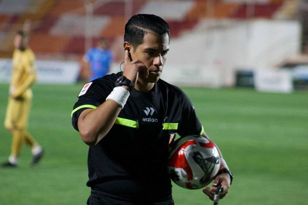 Jordi Espinoza será el árbitro del Sporting Cristal vs Atlético Grau en el estadio Alberto Gallardo. - créditos: CONAR