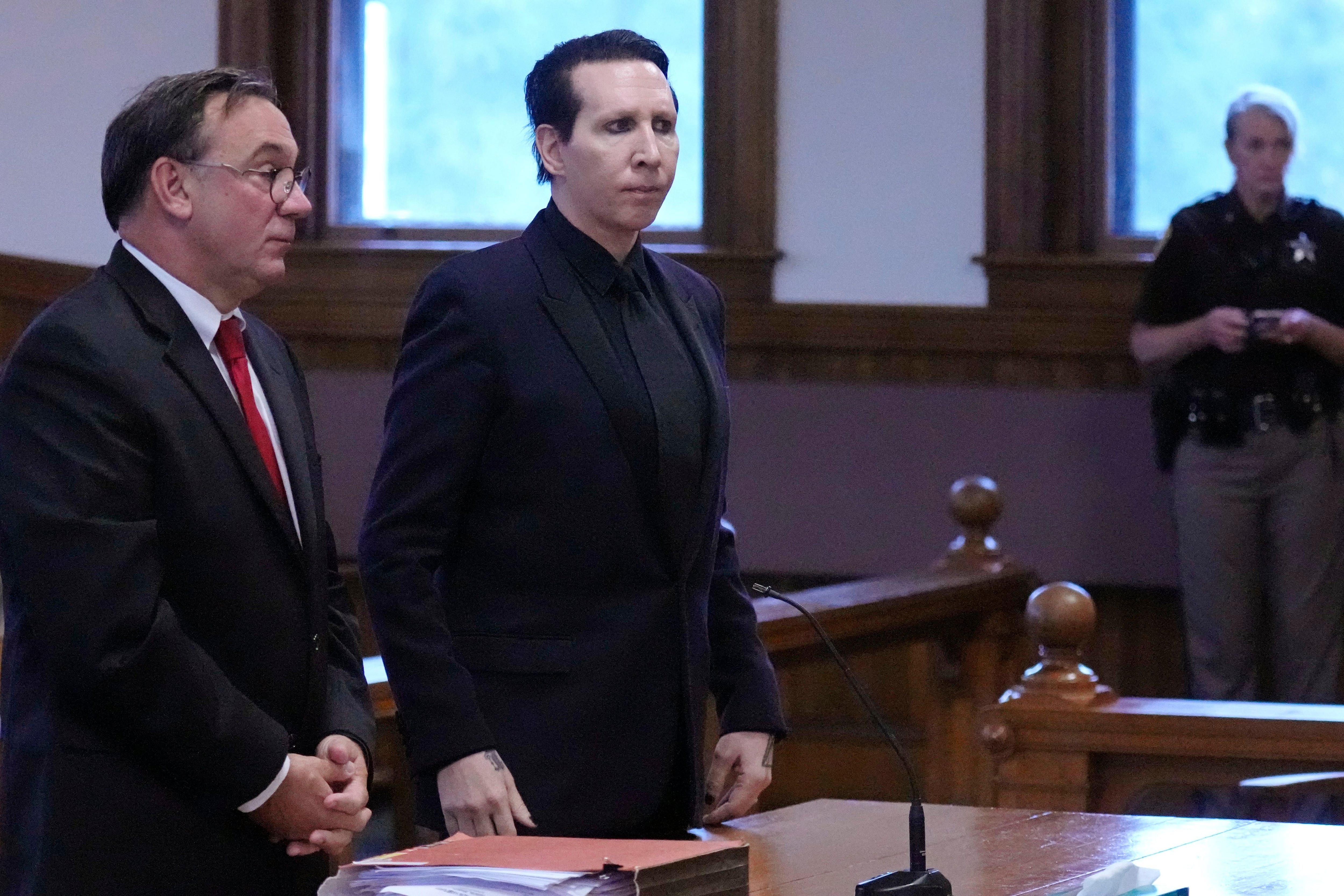 Marilyn Manson fue sentenciado a 20 horas de servicio comunitario y una multa por sonarse la nariz sobre una camarógrafa en un concierto de 2019. (AP /Charles Krupa)