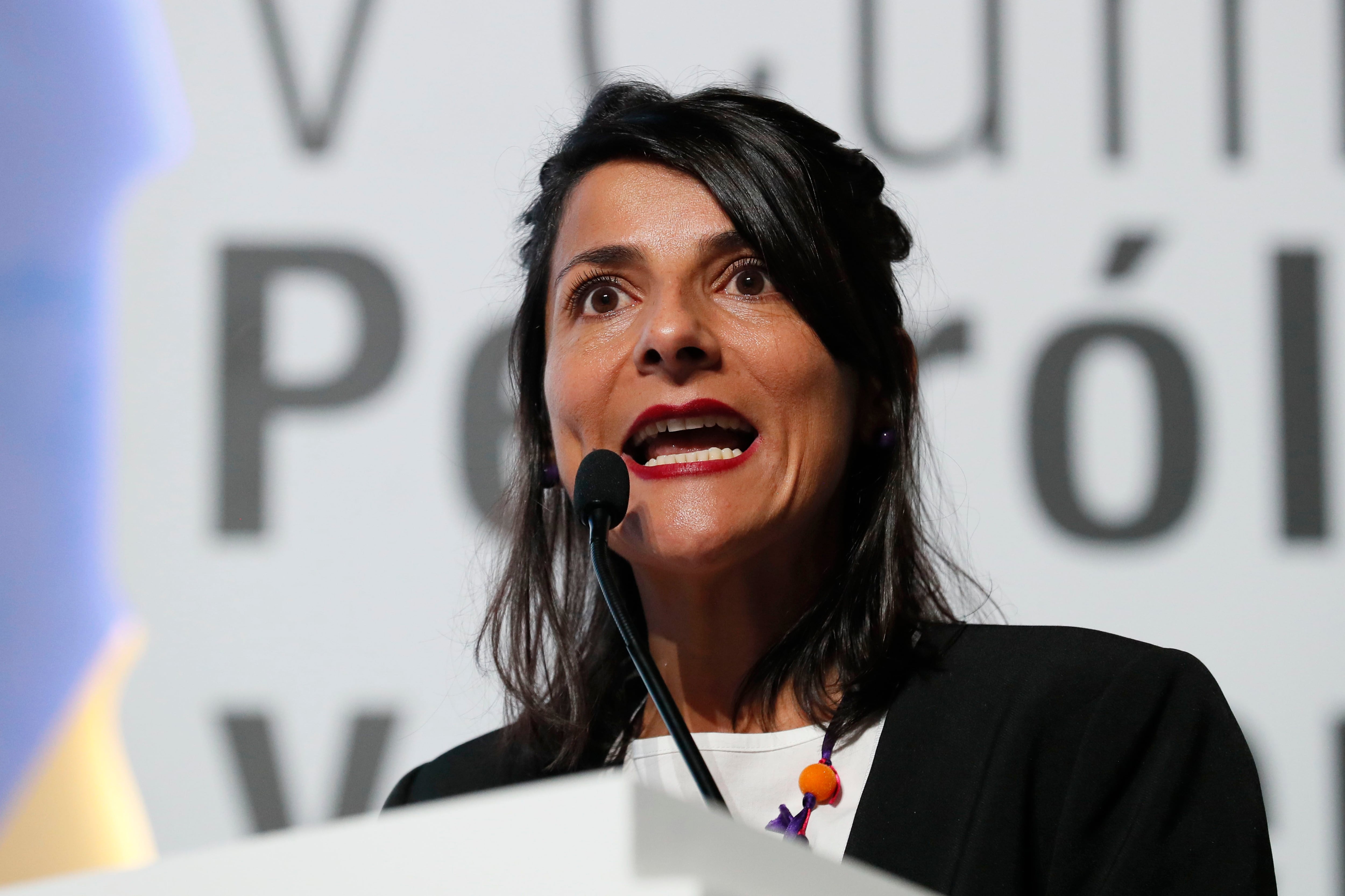 La saliente ministra de Minas y Energía, Irene Vélez, quien se convirtió en la funcionaria número 11 en abandonar el gabinete de Gustavo Petro. Foto Carlos Ortega/EFE

