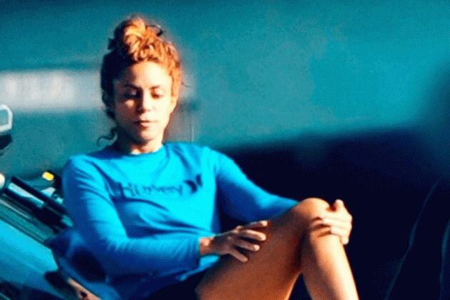 Shakira sin maquillaje y con el cabello recogido en un yate, antes de su practica de surf.