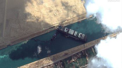 El portacontenedores Ever Given encallado en el Canal de Suez en esta imagen de satélite de Maxar Technologies tomada el 26 de marzo de 2021. Maxar Technologies/Handout vía REUTERS