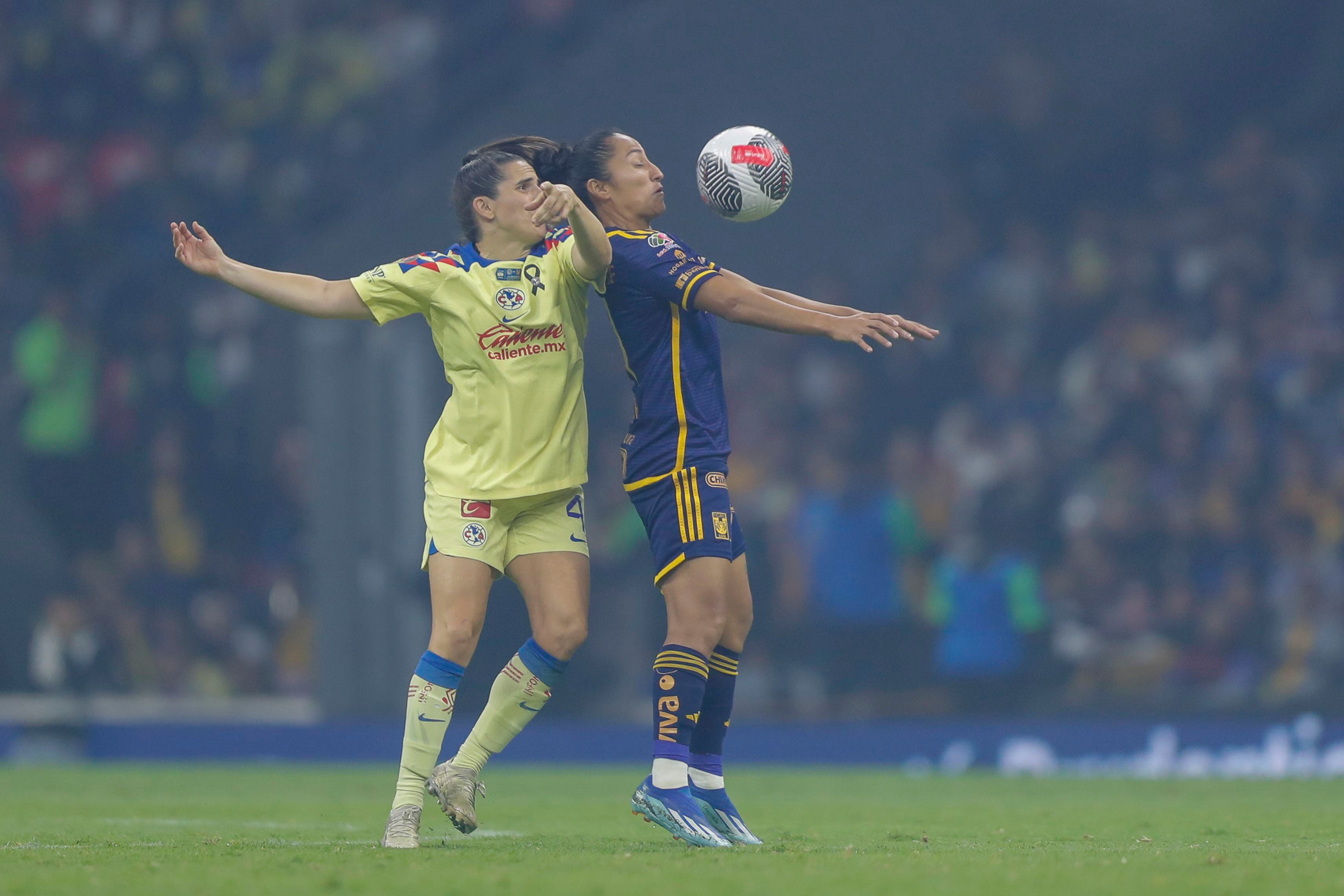 Andrea Pereira (i) del América disputa un balón con Sandra Mayor de Tigres este 24 de noviembre de 2023, durante el partido de ida de la Final de la Liga MX Femenil disputado en el Estadio Azteca en Ciudad de México (México). EFE/ Isaac Esquivel