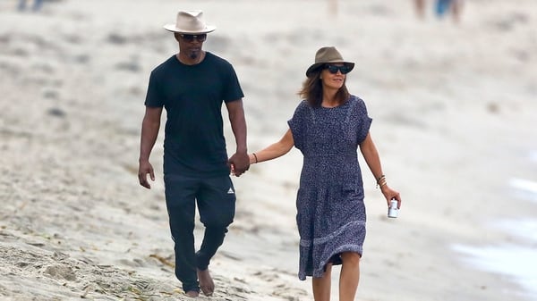 Jamie Foxx y Katie Holmes en un paseo romántico en la playa en setiembre del 2017. Photo © 2017 Backgrid/The Grosby Group