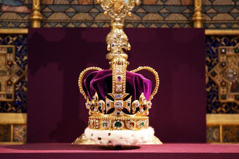  La Corona de San Eduardo, la pieza central de las Joyas de la Corona que ven millones de personas cada año en la Torre de Londres, ha sido trasladada a un lugar no revelado para su modificación en preparación para la coronación del rey Carlos III. REUTERS/Jack Hill/Pool