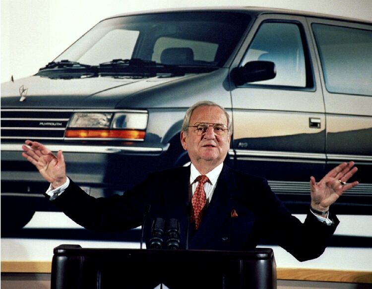 Lee A. Iacocca durante una reuniÃ³n con accionistas de Chrysler en 1991. (REUTERS/John Hillery/arhivo)