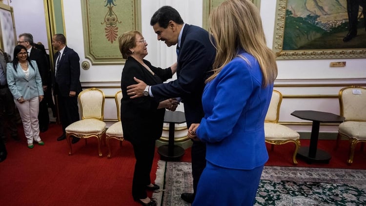 Maduro y la primera dama de Venezuela, Cilia Flores, junto a Michelle Bachelet. (EFE)