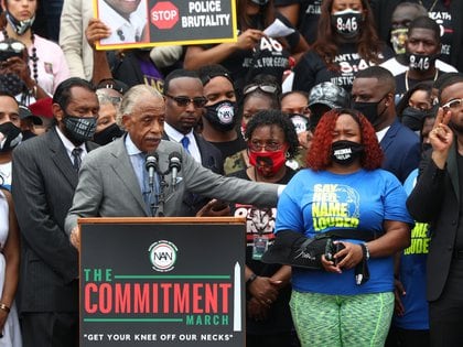 El reverendo Al Sharpton se dirige a la multitud en Washington.  REUTERS / Tom Brenner