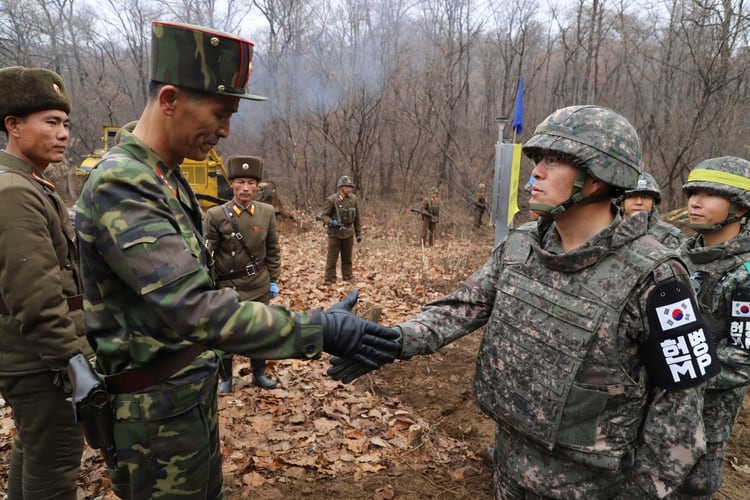 Muchos de los sitios elegidos pro el régimen están a la vrra de los ríos o e lugares alejados. En la foto, soldados norcoreanos se encuentran con tropas de Corea del Sur en la frontera (AP)