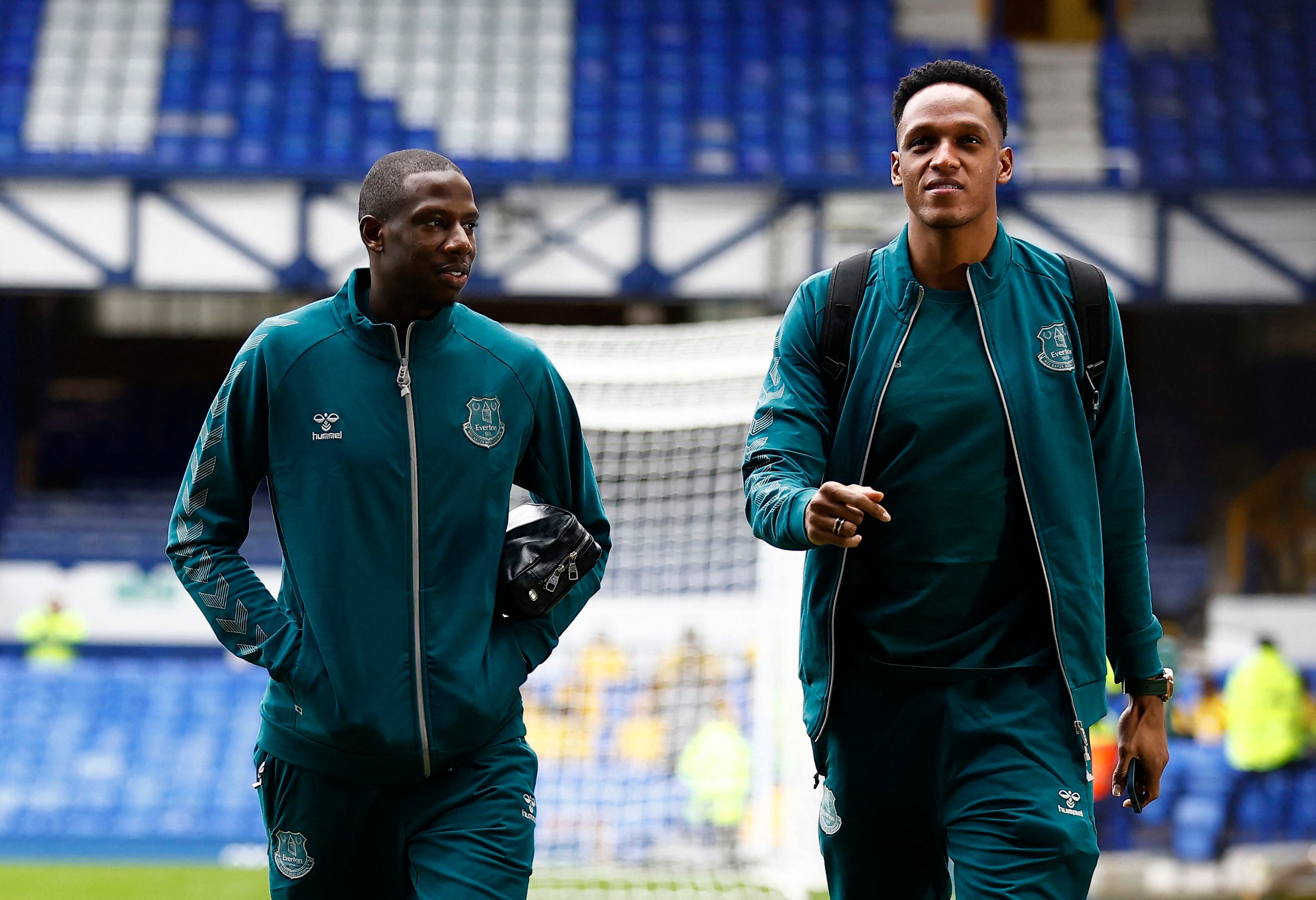 Abdoulaye Doucoure y Yerry Mina terminan contrato con el Everton en junio, pero desde Reino Unido se reporta que Sean Dyche quiere que ambos permanezcan en el club para la próxima temporada (Reuters/Jason Cairnduff)