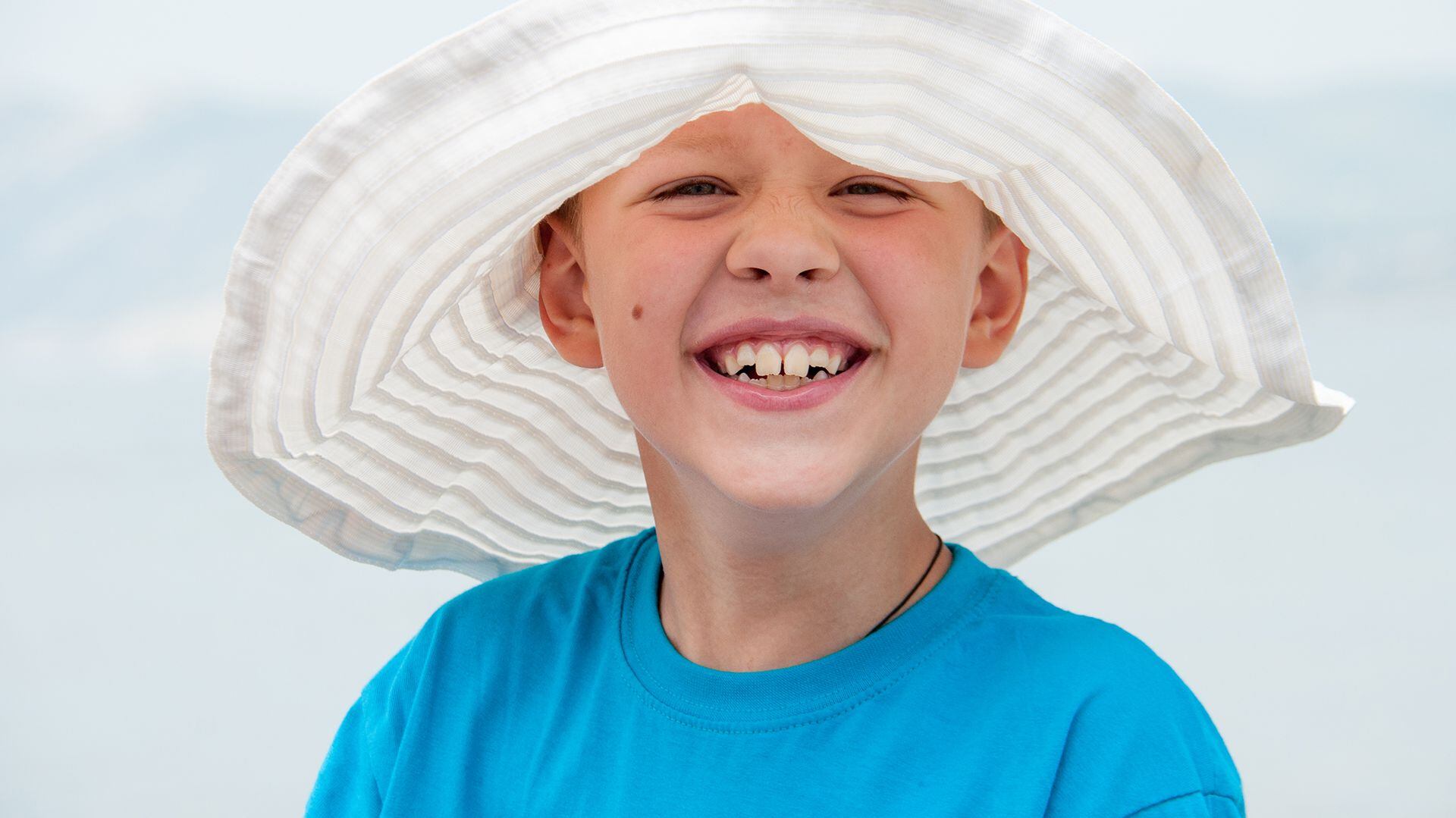 Los niños siempre deben utilizar protector solar y protegerse con gorros o sombreros (istock)