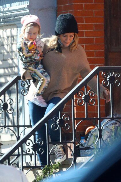 El paseo familiar de Hilary Duff en Nueva York. La actriz y su marido, Matthew Koma, estuvieron de compras y a la actriz se la vio con su pequeña hija en brazos. Es la primera salida pública después de que anunciaran que la artista de 33 años está embarazada, esperando su segundo hijo
