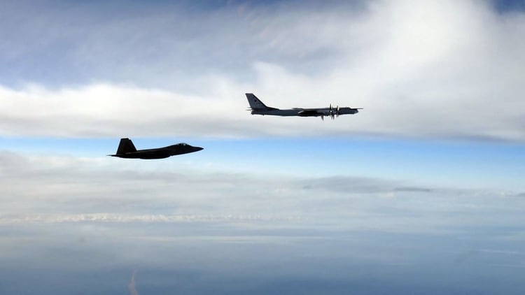 Otro signo del aumento de las tensiones. Un F-22 Raptor de la fuerza aérea de Estados Unidos interceptando a un bombardero ruso Tu-95 que se acercó al espacio aéreo estadounidense