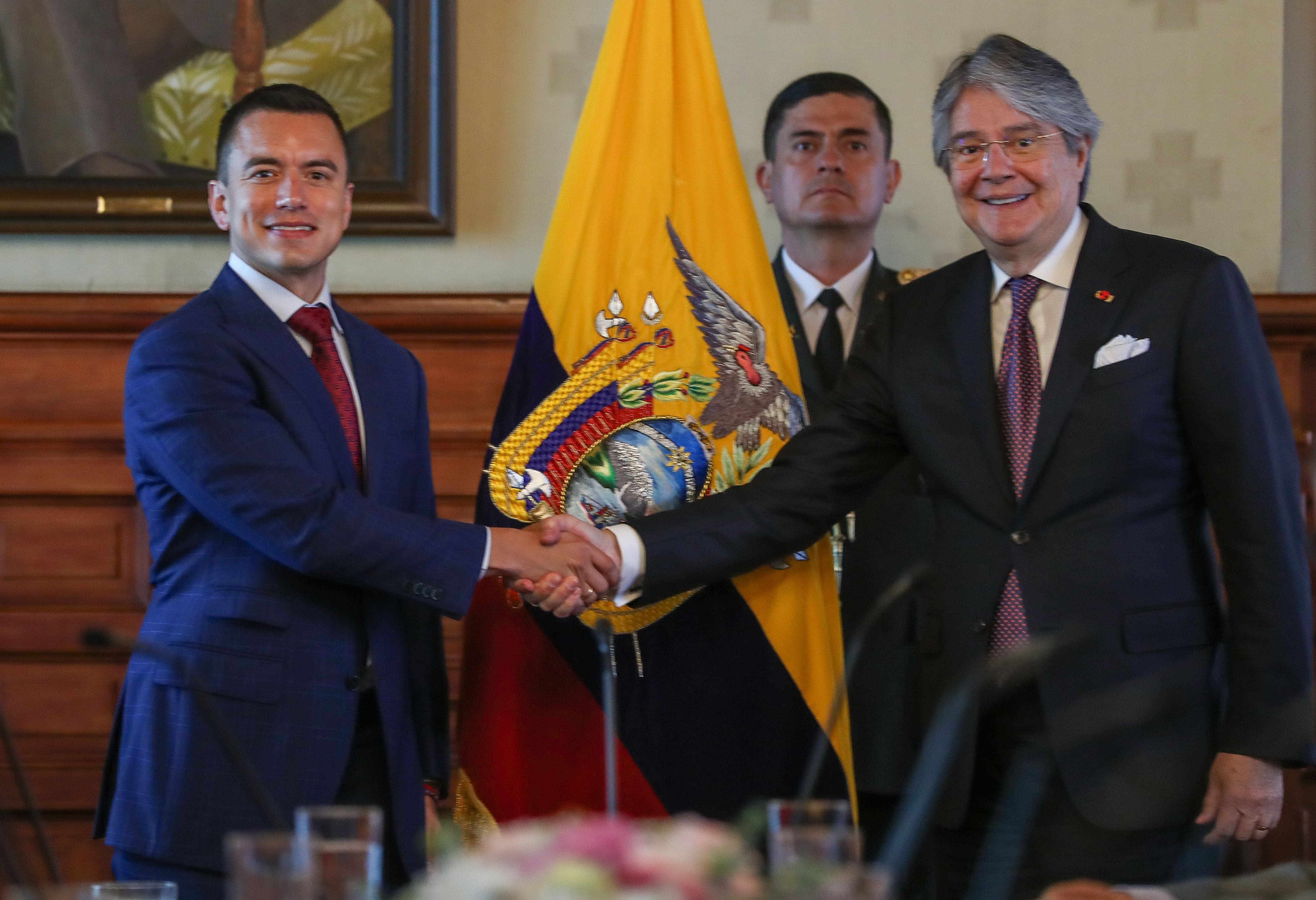 El presidente de Ecuador, Guillermo Lasso (d), recibe al presidente electo Daniel Noboa en el Palacio de Gobierno (EFE/ José Jácome)
