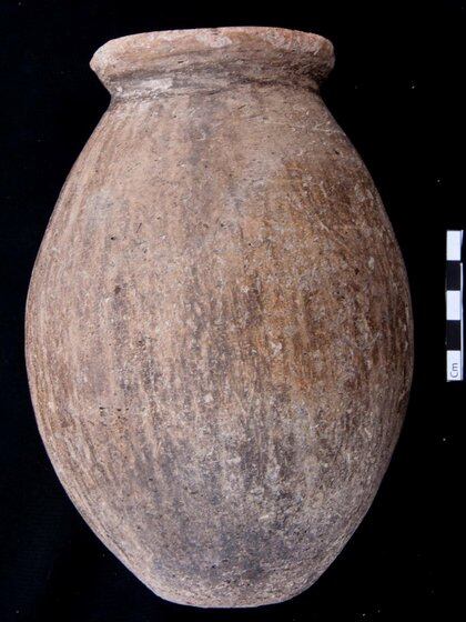 Gli archeologi hanno trovato i resti di adulti, bambini e oggetti in ceramica in queste tombe (Reuters)