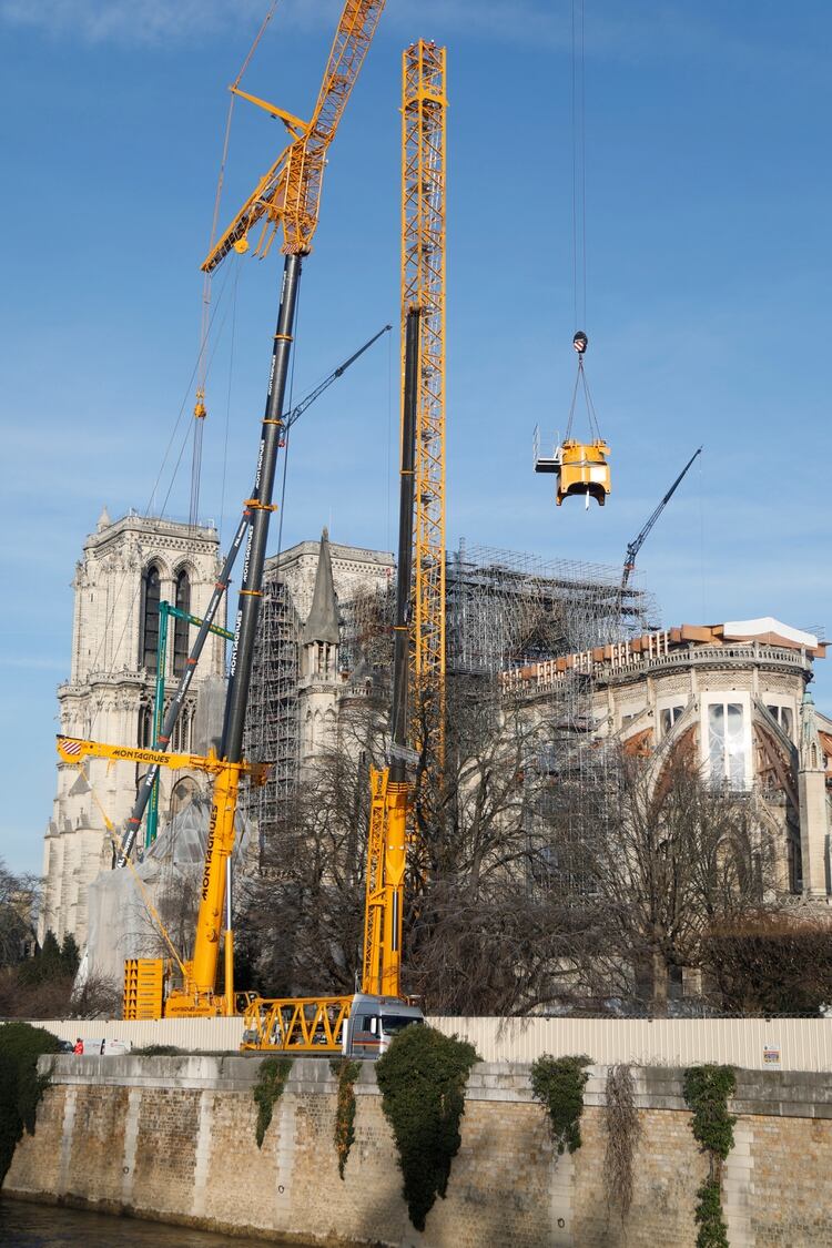 La vista general muestra la Catedral de Notre Dame, mientras el trabajo continúa estabilizando la estructura de la catedral nueve meses después de que un incendio causó daños significativos, en París, Francia, el 18 de diciembre de 2019. REUTERS / Charles Platiau