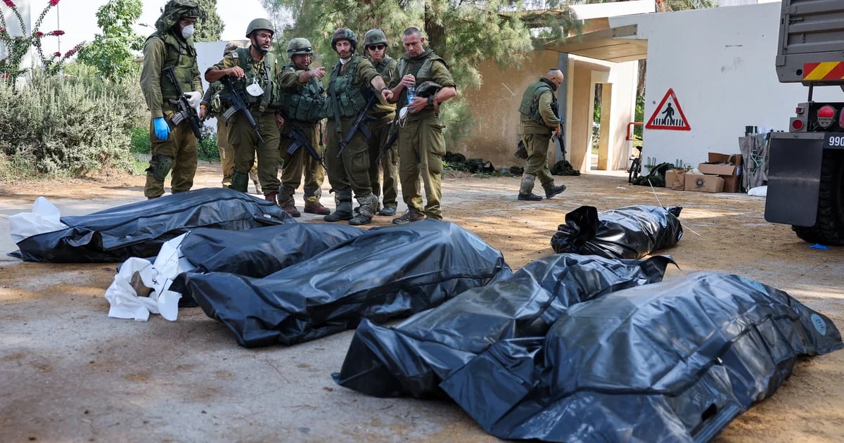 Le forze israeliane recuperano i corpi di alcuni ostaggi dopo un’operazione notturna nella Striscia di Gaza