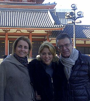 Shakira con sus ex suegros en un viaje por Asia
