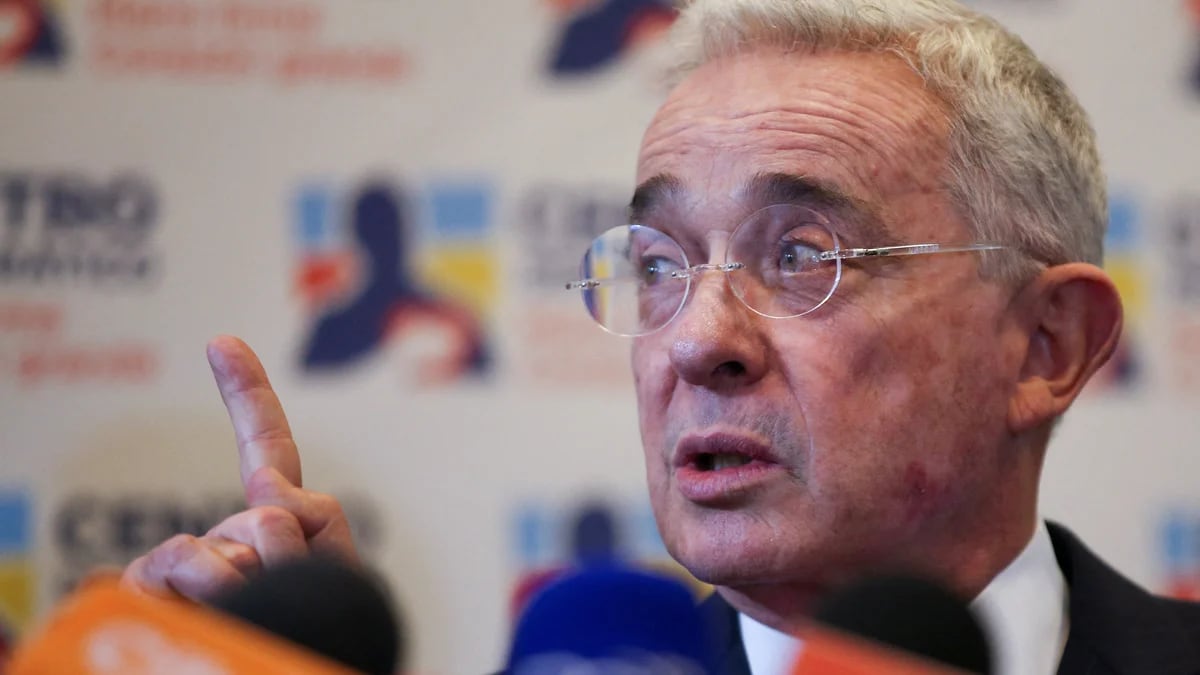 Álvaro Uribe se despachó contra Gustavo Petro por vías 4G en Antioquía: “El exceso de impuestos crea amargura”