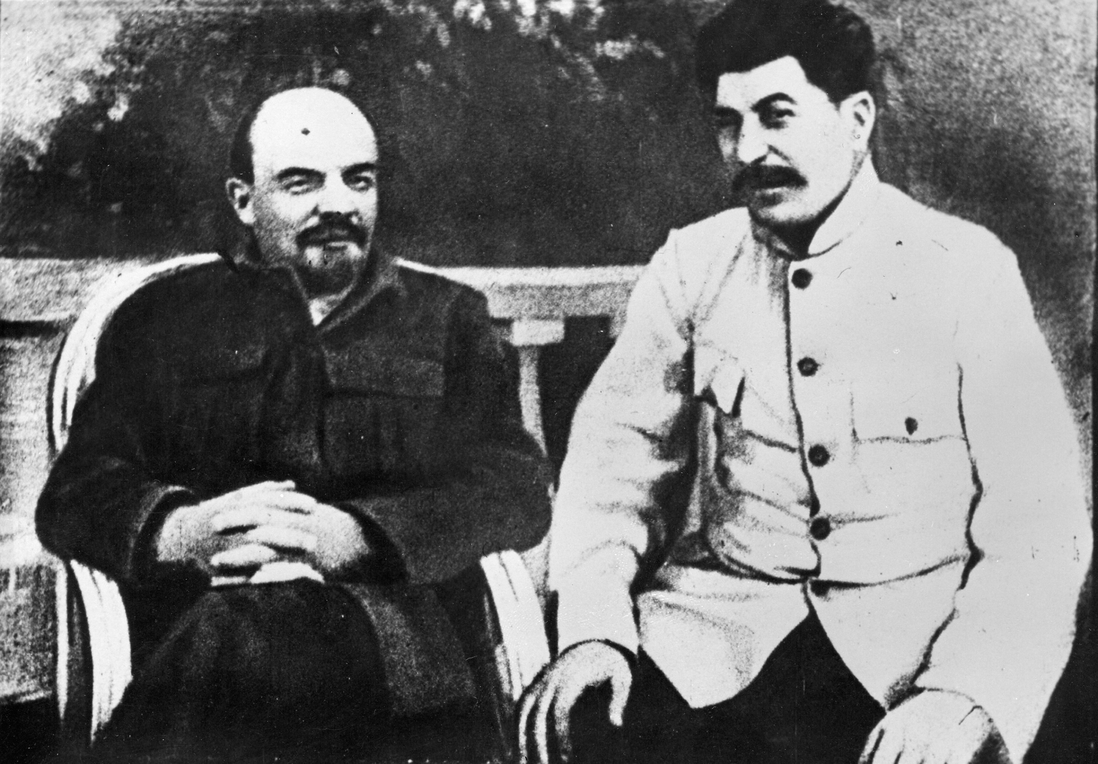 ARCHIVO - El fundador de la Unión Soviética, Vladimir Lenin, izquierda, y Josef Stalin, que posteriormente sería su presidente, disfrutan un parque en la residencia Gorki en 1922, en las afueras de Moscú, Rusia. (AP Foto, archivo)