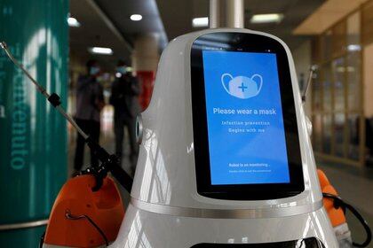 Le robot anti-épidémique nommé Jasiri surveille les passagers pour le dépistage de la température, la désinfection, la communication des messages de santé et la capture de données au milieu de la maladie à coronavirus (COVID-19) propagée à l'aéroport international Jomo Kenyatta de Nairobi, au Kenya, le 12 février 2021. REUTERS / Monicah Mwangi