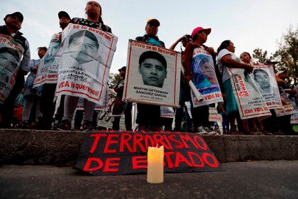 Desde su desaparición, cada mes los padres de los estudiantes realizan manifestaciones para exigir su aparición (Foto: EFE)
