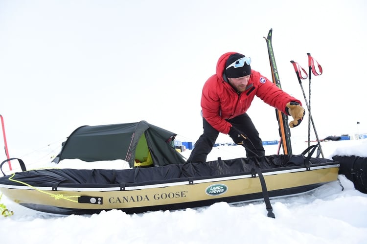 Ben Saunders y el trineo donde carga todo lo esencial para sobrevivir en la Antártida. (Foto: Martin Hartley).