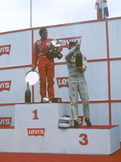 Reutemann en el escalón más alto del podio. A la derecha Riccardo Patrese. Jones, se enojó y no fue... (Prensa Williams).
