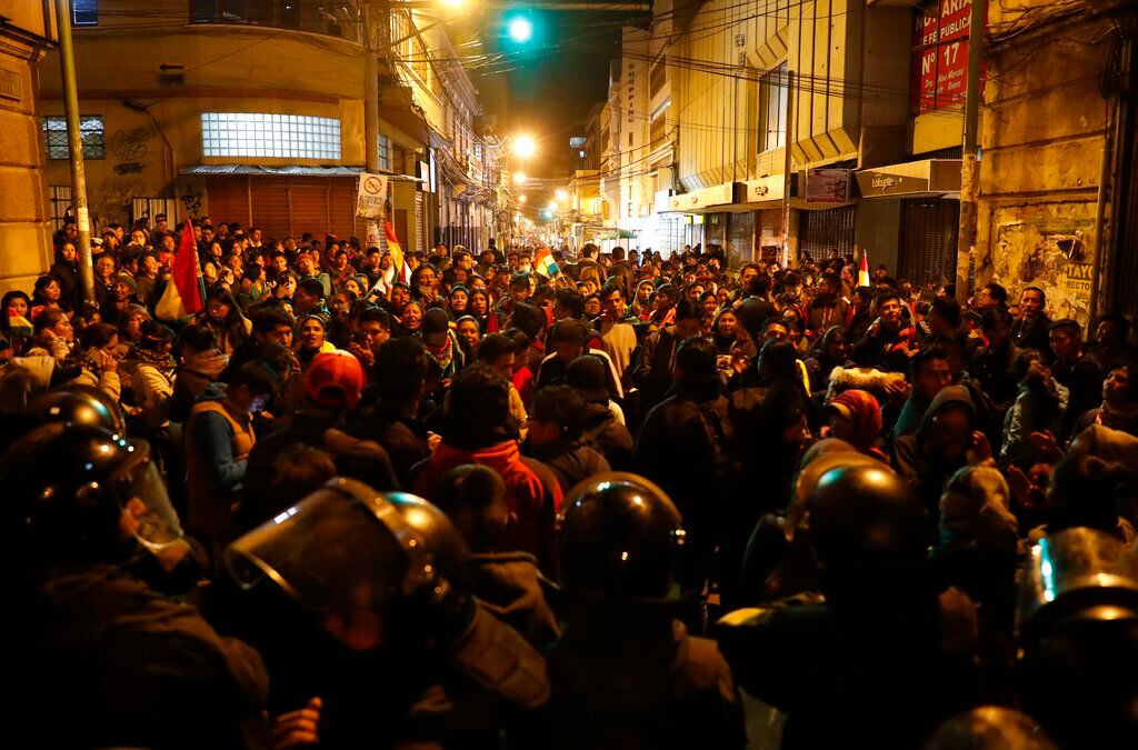 La policía cierra el paso de los manifestantes cerca del Tribunal Electoral en La Paz (AP/Jorge Saenz)