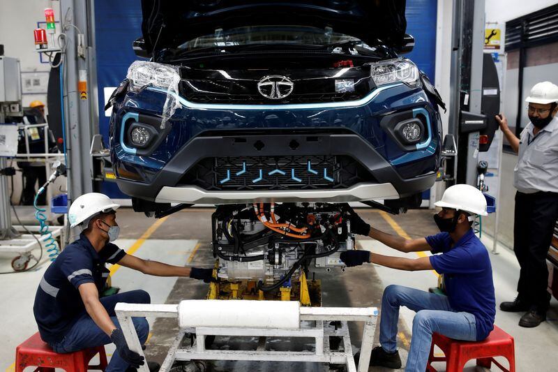 FOTO DE ARCHIVO: Trabajadores instalan el motor eléctrico dentro de un vehículo deportivo utilitario (SUV) eléctrico Tata Nexon en la planta de Tata Motors en Pune, India, 7 de abril de 2022. REUTERS/Francis Mascarenhas/Foto de archivo