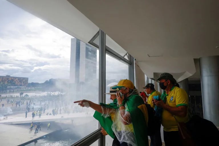 Simpatizantes del expresidente de Brasil Jair Bolsonaro provocan disturbios en Brasilia, Brasil. 8 de enero de 2023. REU 