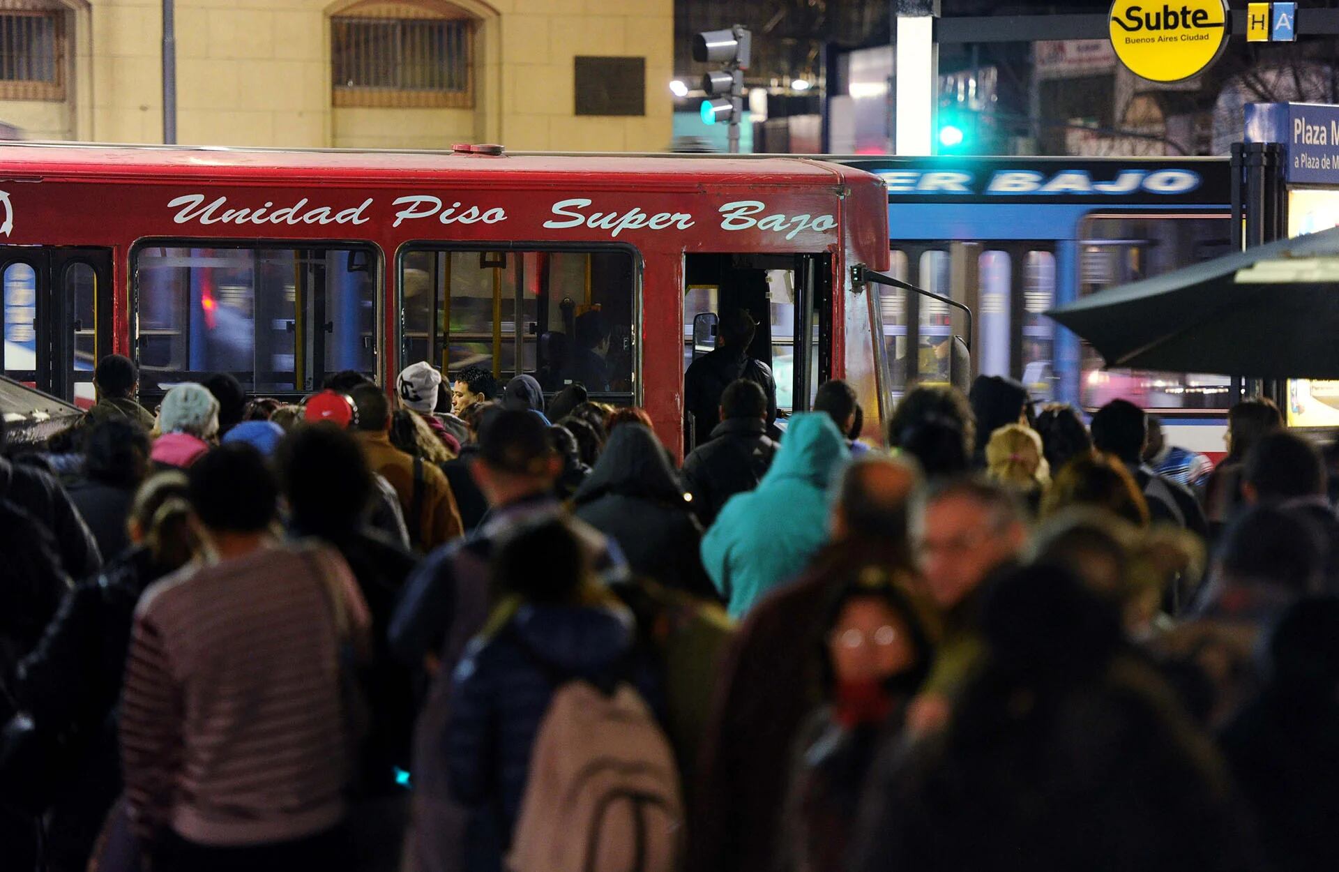 Es en reclamo a la suspensión de trabajadores del sector de limpieza (Télam)