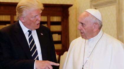 El papa Francisco y Donald Trump (AFP)