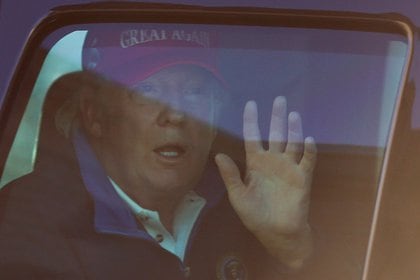 El presidente de Estados Unidos, Donald Trump, saluda a la gente en Washington desde su automóvil 