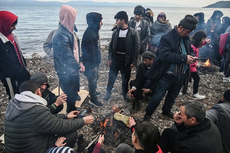 Grecia bloqueó a casi 10.000 inmigrantes que intentaron ingresar en la frontera de Turquía en las últimas 24 horas (Photo by ARIS MESSINIS / AFP)