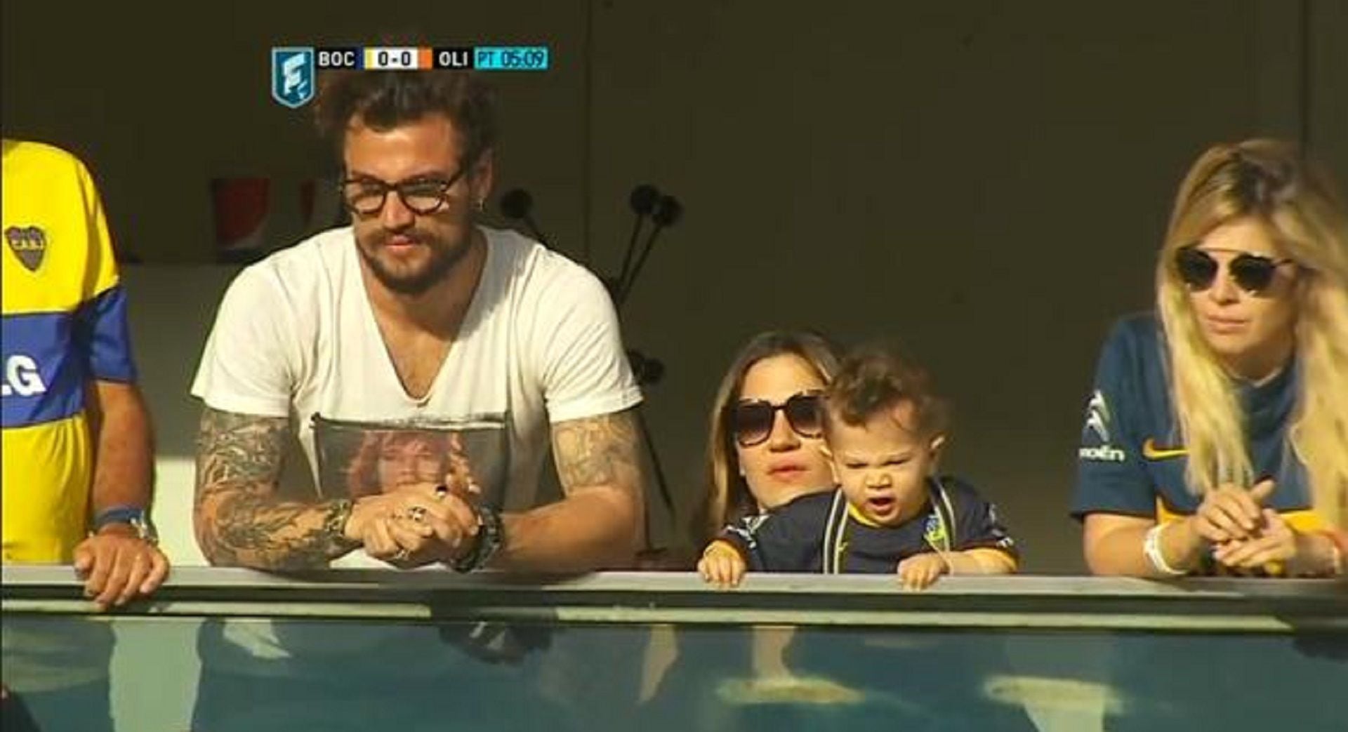 Daniel Osvaldo, Jimena y su hijo Momo en el palco de los Maradona en la cancha de Boca, junto a Dalma