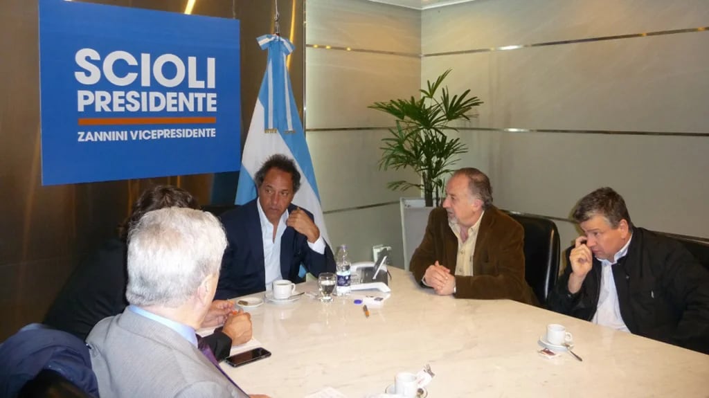 Wasiejko junto al candidato presidencial del FpV Daniel Scioli durante la campaña de 2015