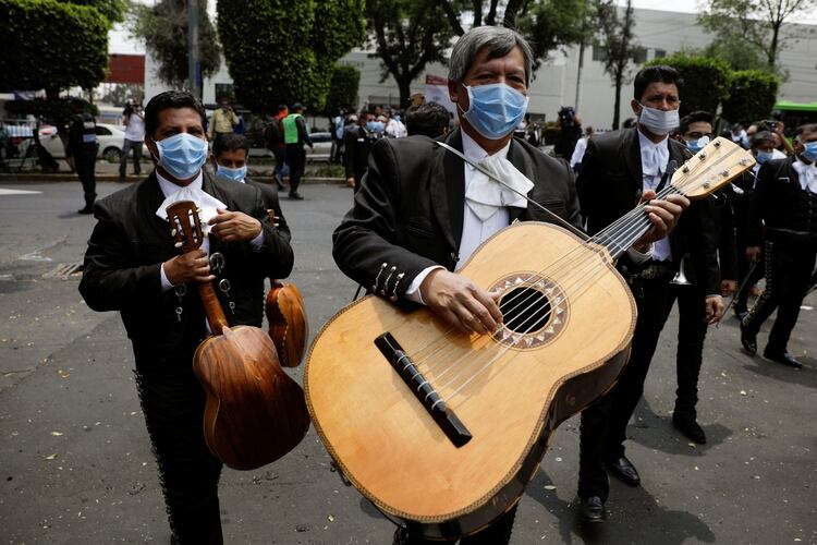 Mariachis llevaron serenata a personal médico y pacientes del INER (Foto: Reuters/Luis Cortés)