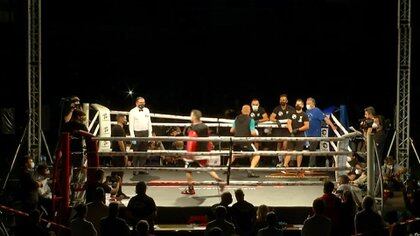 Los integrantes de los equipos de los boxeadores, los árbitros y el público debieron usar mascarillas para asistir al evento (Captura de TV)