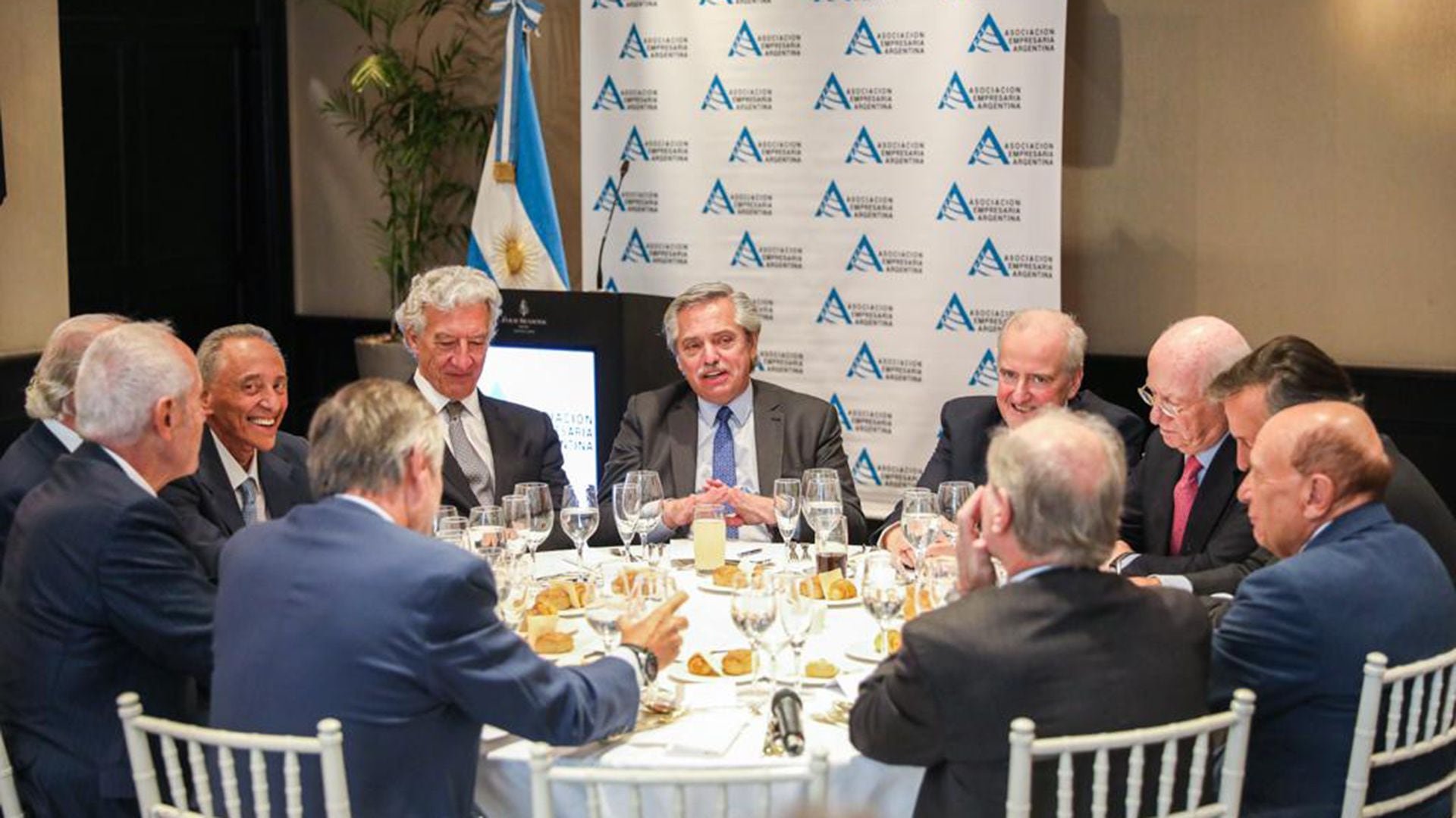 Altri tempi: Alberto Fernández, a poco de asumir, en una cena con la plana mayor de AEA