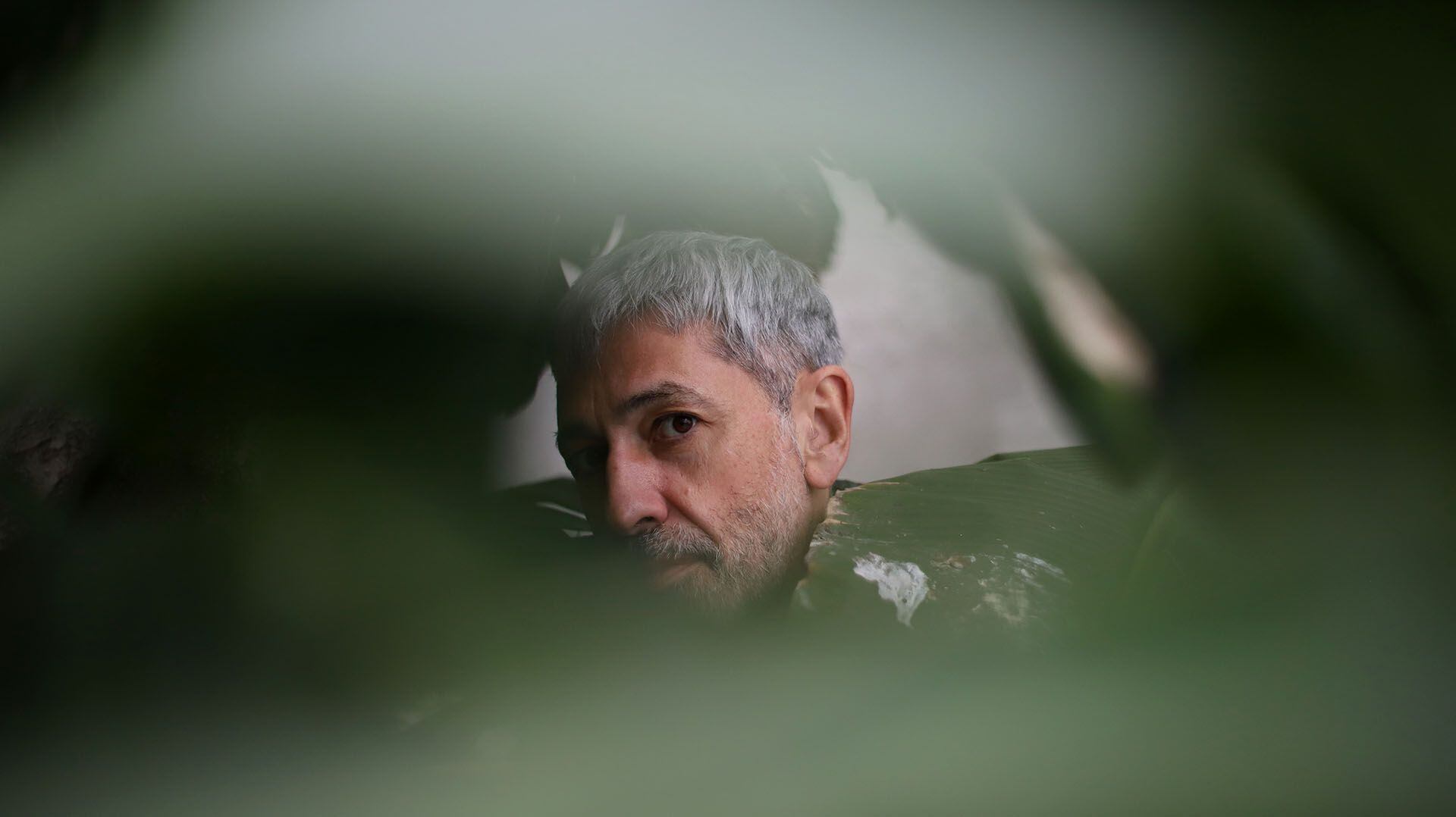 No se considera un artista pero afirma que lo que hace en su trabajo es "teñir mi diseño con gotitas de arte"