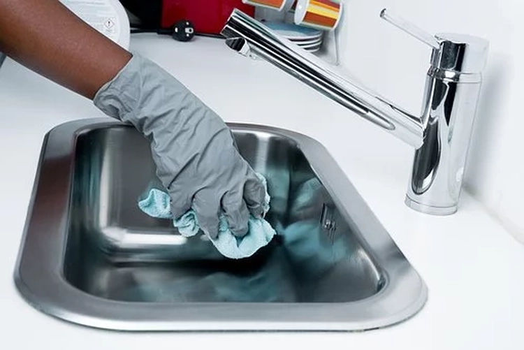 Para una efectiva limpieza es necesario utilizar guantes (Shutterstock)