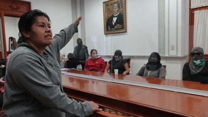 Las madres de las víctimas denunciaron la contradicción entre la austeridad que proclama el gobierno y lo que encontraron en las oficinas de la CNDH (Foto: Cuartoscuro)