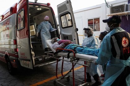 IMAGEN DE ARCHIVO. Profesionales de la salud ingresan a un ambulancia a un paciente con síntomas de COVID-19, en Sao Paulo, Brasil. 2 de Julio de 2020. REUTERS/Amanda Perobelli