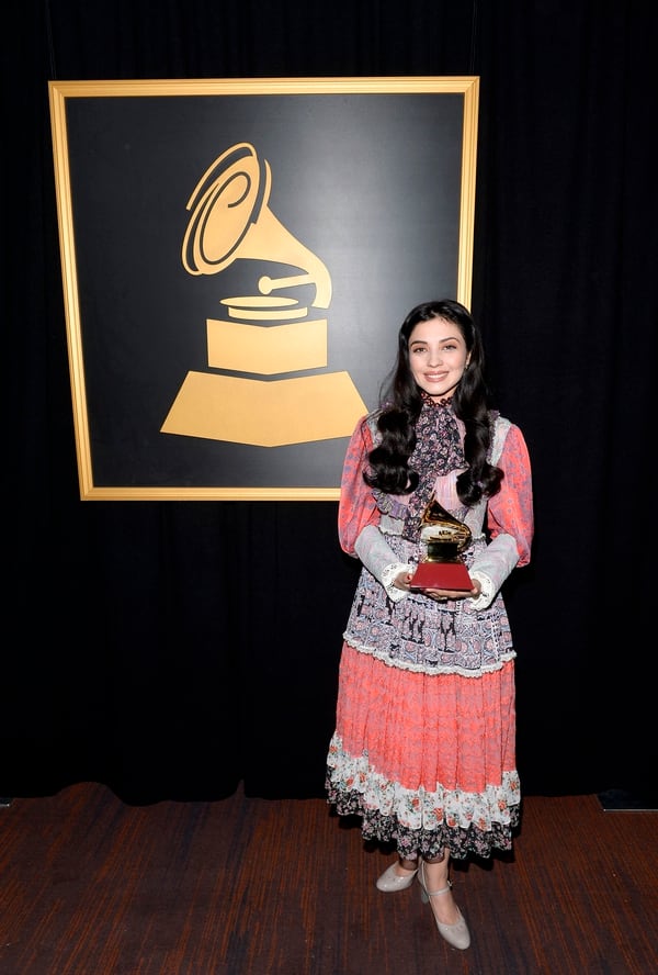 Mon Laferte, la cantante chilena ganadora del Grammy como mejor canción alternativa eligió un look estilo ‘Heidi’ que ocultaba su belleza. Su cabello a la moda, con la tendencia de las ondas al agua.