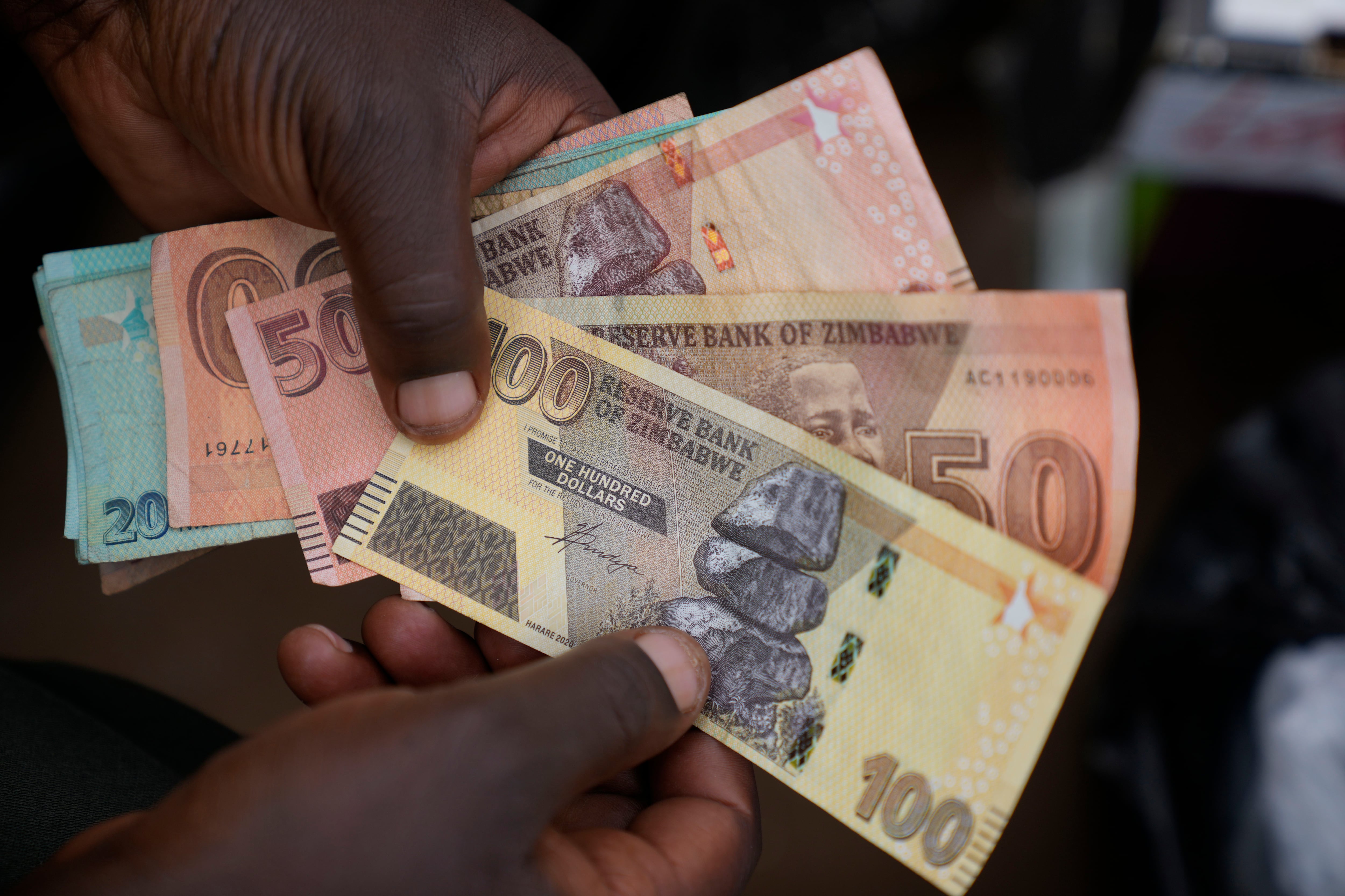 Un dólar norteamericano equivale a unos 1.000 dólares zimbabuenses.