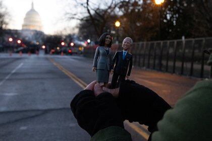 Teri McClain, quien voló desde Seattle para presenciar el Día de la Inauguración, sostiene figuras del presidente electo de EE. UU. Joe Biden y de la vicepresidenta electa Kamala Harris. REUTERS / Caitlin Ochs