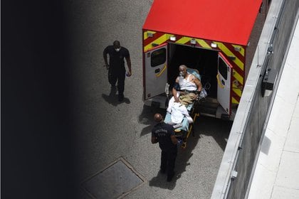 Un hombre llega a la sala de emergencias del Hospital Metodista de Houston en una camilla en medio del brote de coronavirus en Houston, Texas. EEUU. 28 de junio de 2020. REUTERS/Callaghan O'Hare