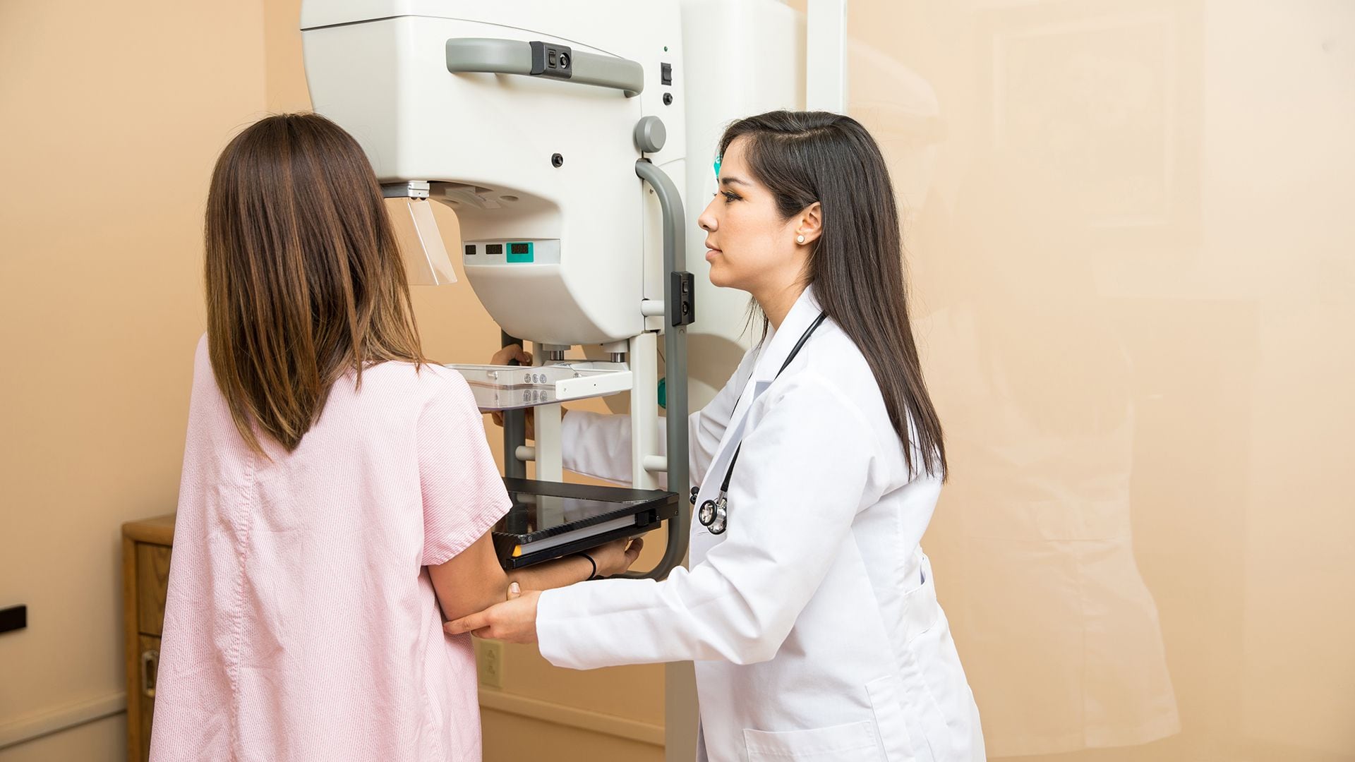 En los Estados Unidos, el Grupo de Trabajo sobre Servicios Preventivos recomendó que las mujeres deberían empezar a someterse a mamografías periódicas a los 40 años para detectar tempranamente el cáncer de mama. (Getty Images)
