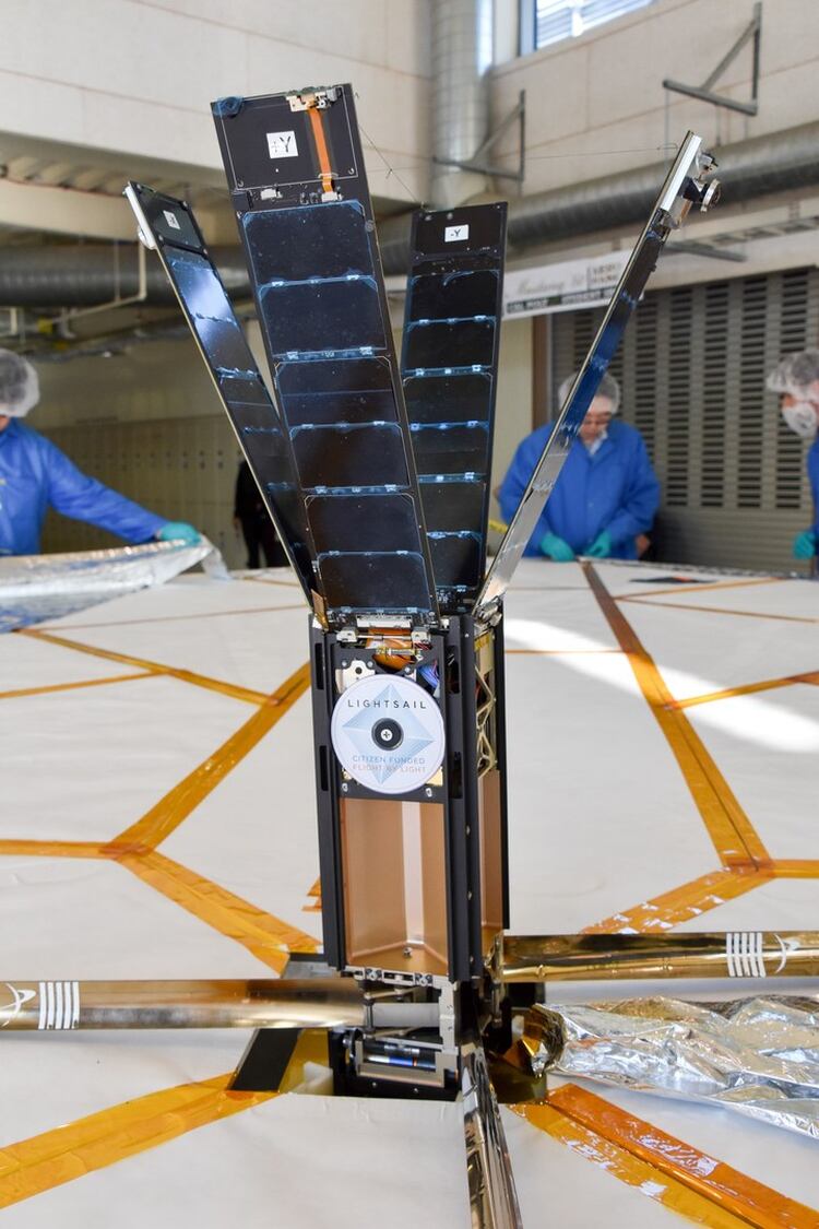 El satélite en el laboratorio, semanas antes del lanzamiento